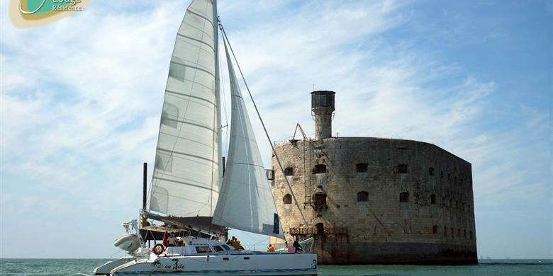 Catamaran Île ou Aîle around Fort Boyard, near Île d'Oléron