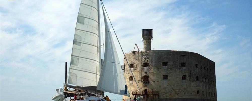 Catamaran Île ou Aîle around Fort Boyard, near Île d'Oléron