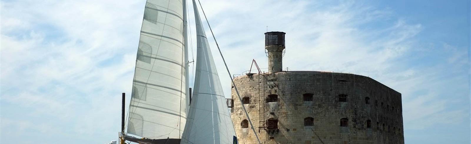 Catamaran Île ou Aîle around Fort Boyard, near Île d'Oléron